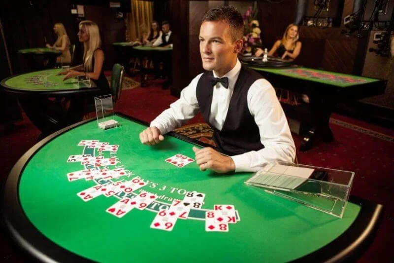 Dealer memandu permainan di ruang kasino live AMANAHTOTO