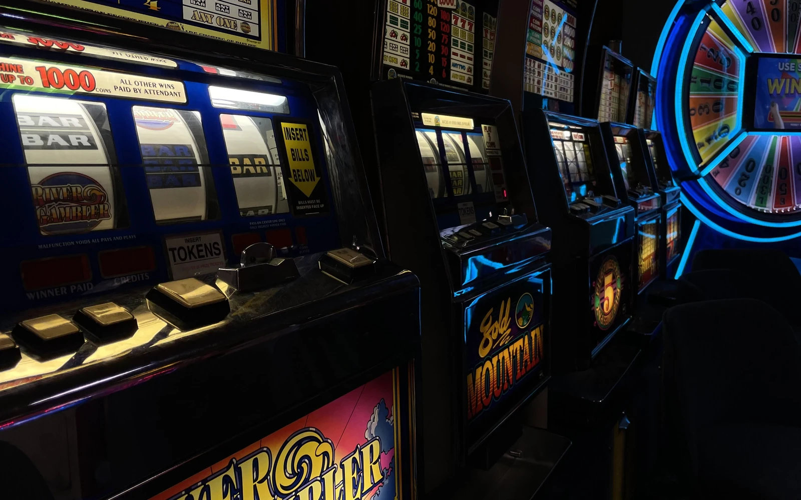Tampilan permainan slot berwarna di AMANAHTOTO